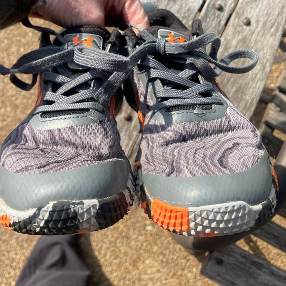 Under Armour sneakers /sz5 youth /orange & grey - Picture 5 of 8